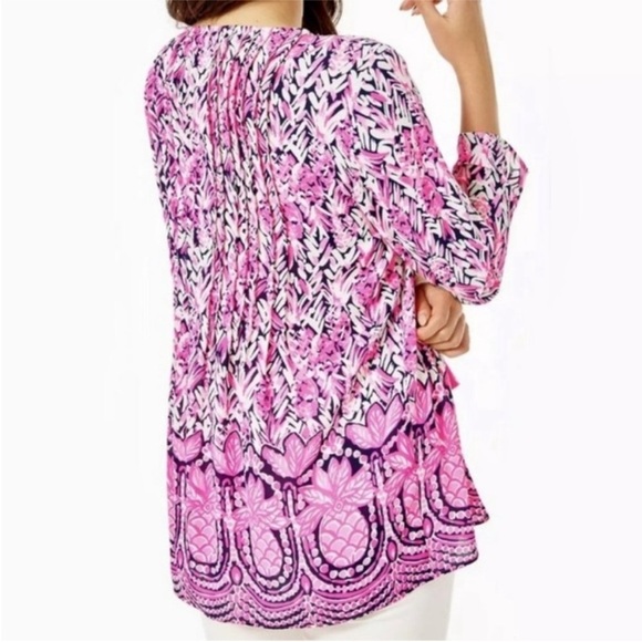 Lily Pulitzer Marilina High Tide Navy Citrus Kiss
Engineered Tunic Top. Size XXS - Picture 3 of 14